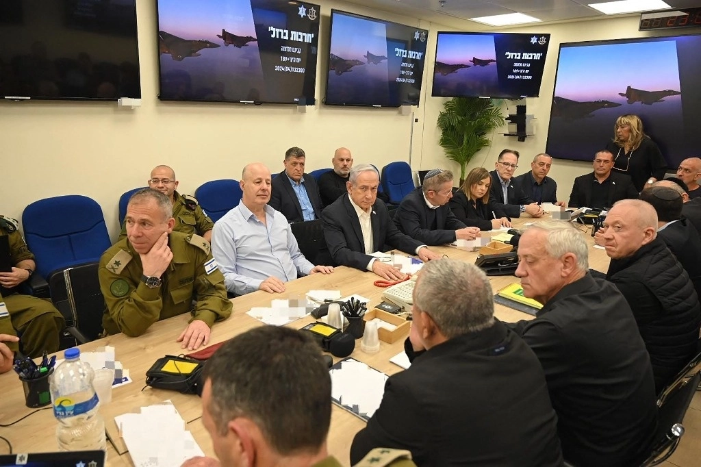 Esta fotografía cortesía de la Oficina del Primer Ministro israelí tomada el 14 de abril de 2024 muestra al Primer Ministro de Israel, Benjamin Netanyahu (C), durante una reunión del Gabinete de Guerra en Kirya, en Tel Aviv. Foto Afp