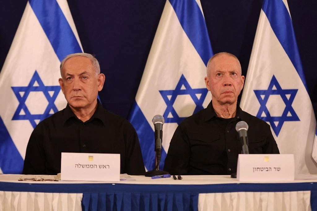 El primer ministro israelí, Benjamin Netanyahu y el ex ministro de Defensa, Yoav Gallant, durante una conferencia de prensa en la base militar de Kirya, en Tel Aviv, en medio de las batallas en curso entre Israel y el grupo palestino Hamas. Foto Afp /Archivo