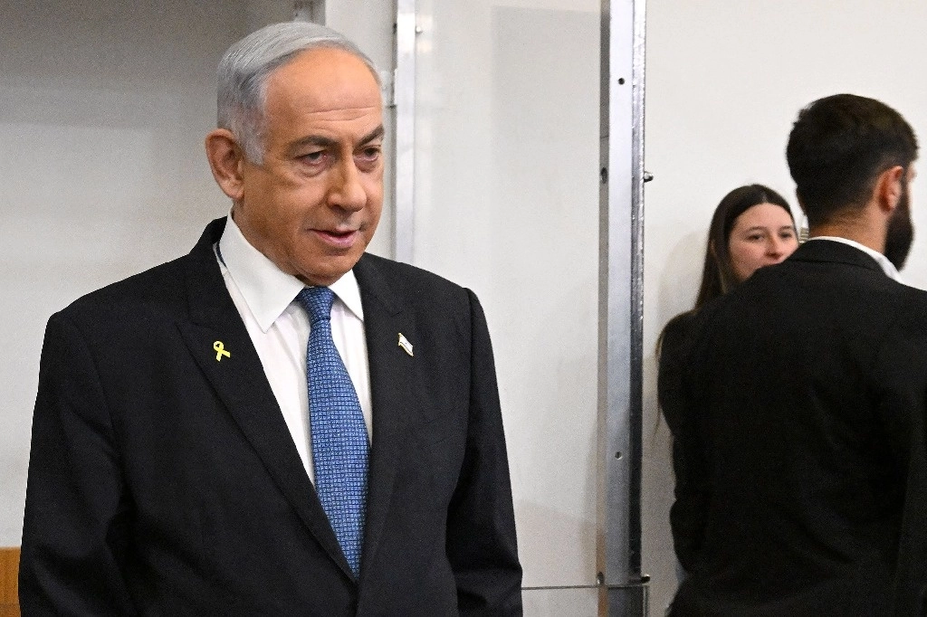 El primer ministro israelí, Benjamin Netanyahu, asiste al quinto día de testimonios en su juicio por cargos de corrupción en el tribunal de distrito de Tel Aviv el 23 de diciembre de 2024. Foto Afp