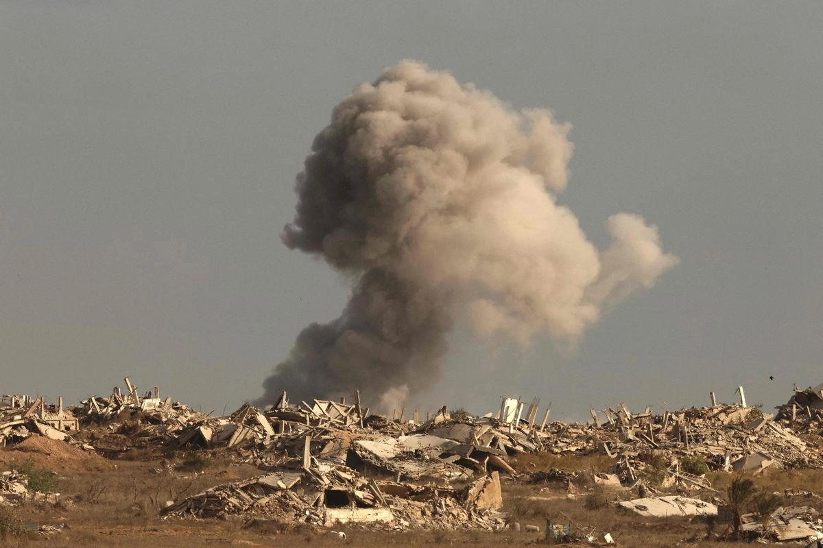 Esta imagen, tomada desde la frontera de Israel con la Franja de Gaza, muestra una columna de humo durante un ataque israelí contra el territorio palestino asediado el 25 de septiembre de 2025, en medio de la guerra en curso entre Israel y el grupo militante palestino Hamas. Foto 