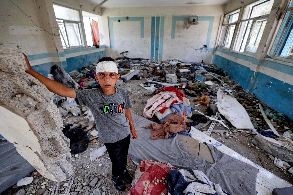 Un gazatí herido en la escuela de la ONU, que pese a ser un centro de desplazados, fue atacada con misiles israelíes esta semana, con saldo de al menos 35 personas muertas. Foto Afp