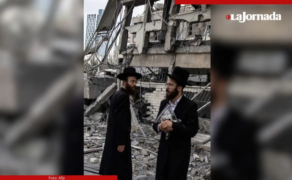 El primer ministro israelí afirmó que matar al ayatollah Ali Jamanei “pondría fin al conflicto” y advirtió que eliminarán a los líderes iraníes “uno a uno”. Mientras, siguen los ataques entre Israel e Irán. Imagen de Bnei Brak, este de Tel Aviv. Foto 