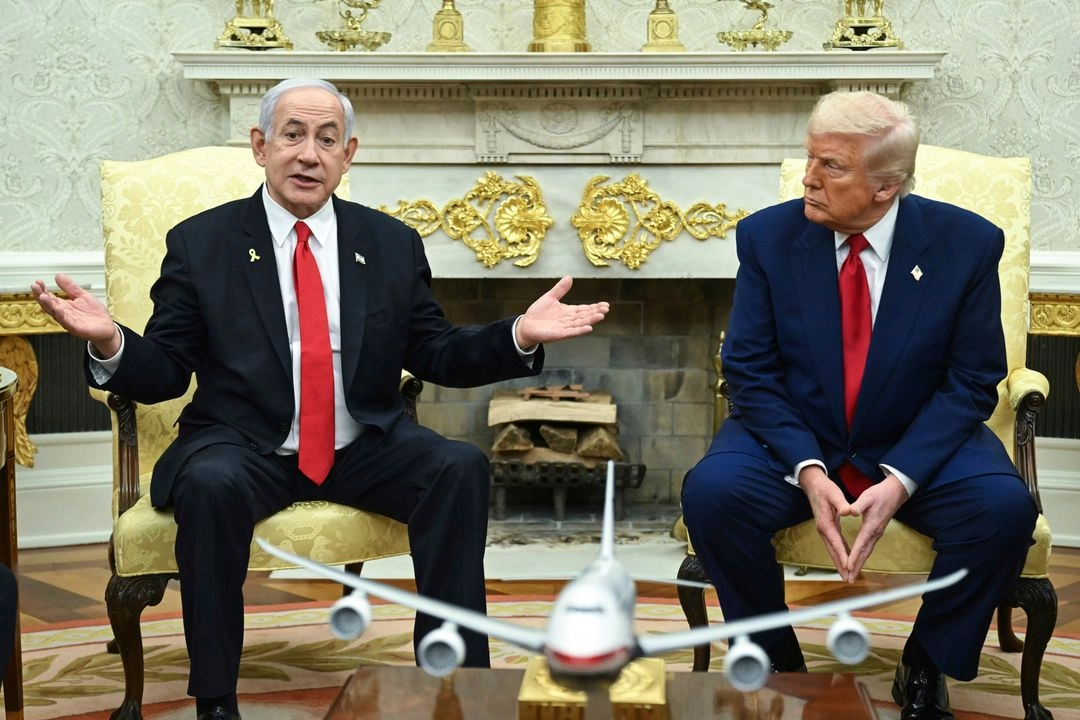 El presidente Donald Trump (derecha) se reúne con el primer ministro israelí, Benjamin Netanyahu, en la Oficina Oval de la Casa Blanca, el lunes 7 de abril de 2025, en Washington.  Foto 