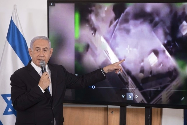 El primer ministro israelí muestra una presentación a embajadores en la base militar de Hakirya en Tel Aviv este miércoles. Foto Ap