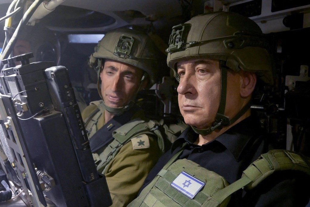 Una imagen proporcionada por la oficina del Primer Ministro israelí muestra al Primer Ministro israelí, Benjamin Netanyahu, en Rafah, en el sur de la Franja de Gaza, donde visitó a las tropas y recibió una amplia sesión informativa, el 18 de julio de 2024. Foto Afp 