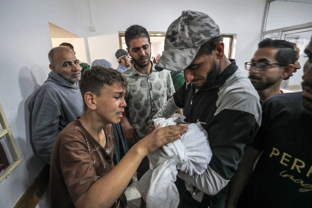 Dolor por el deceso de un bebé en los recientes bombardeos en Jabaliya, Gaza.