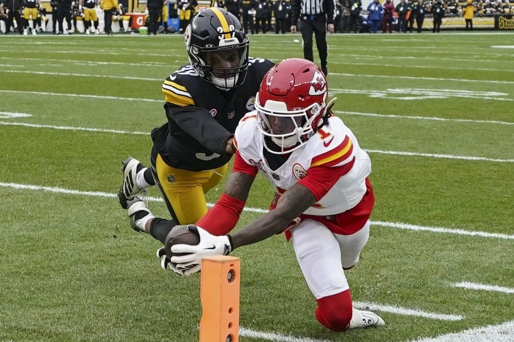El receptor de Kansas City Xavier Worthy (derecha) supera al defensivo de Pittsburgh Minka Fitzpatrick, para concretar la primera anotación del duelo. Foto Ap 


