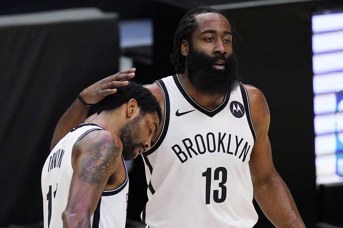 James Harden y Kyrie Irving, los dos grandes protagonistas de la noche, celebran juntos. Foto Ap 
