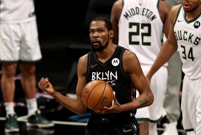 Kevin Durant de los Nets de Brooklyn reacciona durante una jugada en el encuentro. Foto Afp