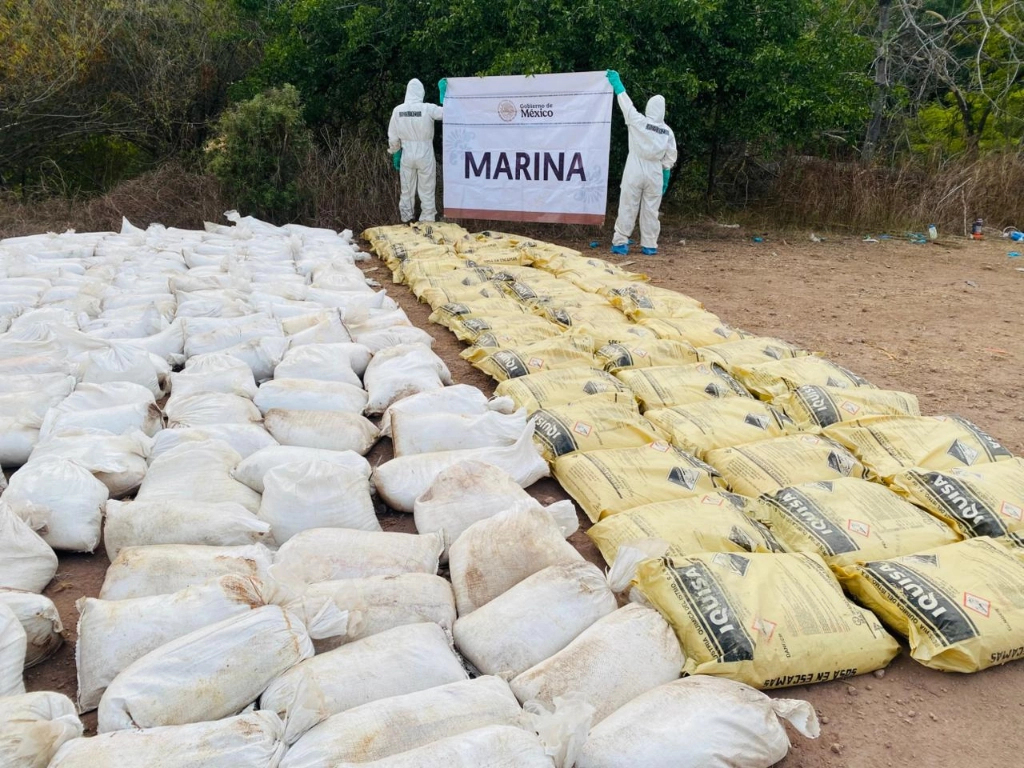 En la operación se aseguró 103 kilogramos de metanfetamina lista para venderse en el mercado negro de droga, más  27 mil 350 litros de sustancias químicas líquidas y 19 mil 860 kilogramos de sustancias químicas sólidas, informó la Marina. Imagen cortesía de la Semar 