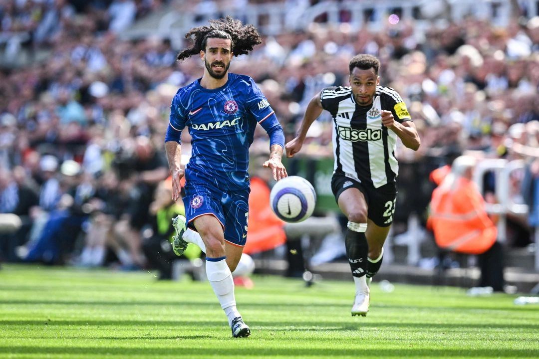 Marc Cucurella del Chelsea (izquierda), disputa el balón con el centrocampista inglés del Newcastle, Jacob Murphy, durante el partido de la fecha 36 de la Liga Premier. Foto 