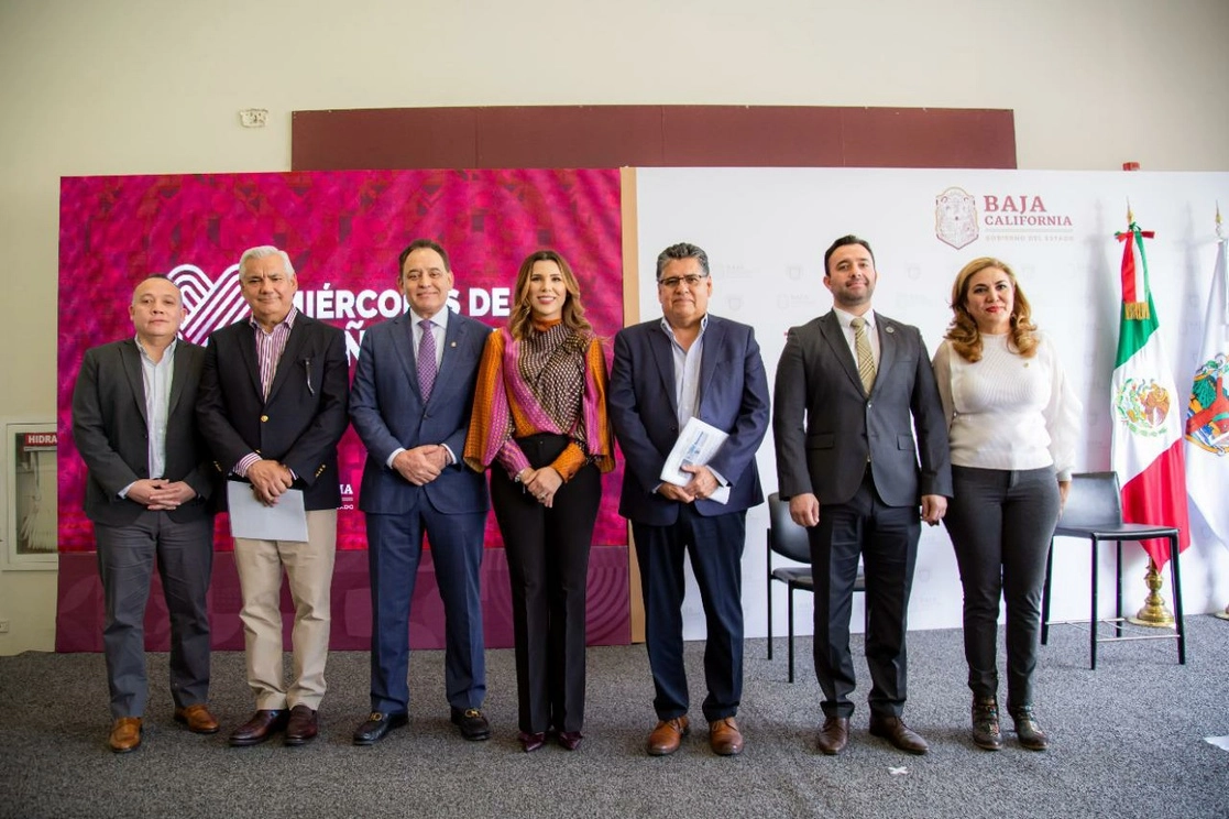 Marina del Pilar Ávila (centro), Gobernadora de BC informó la cancelación de la planta fotovoltáica de la empresa Next Energy  en el Valle de Mexicali. Foto ‘La Jornada’
