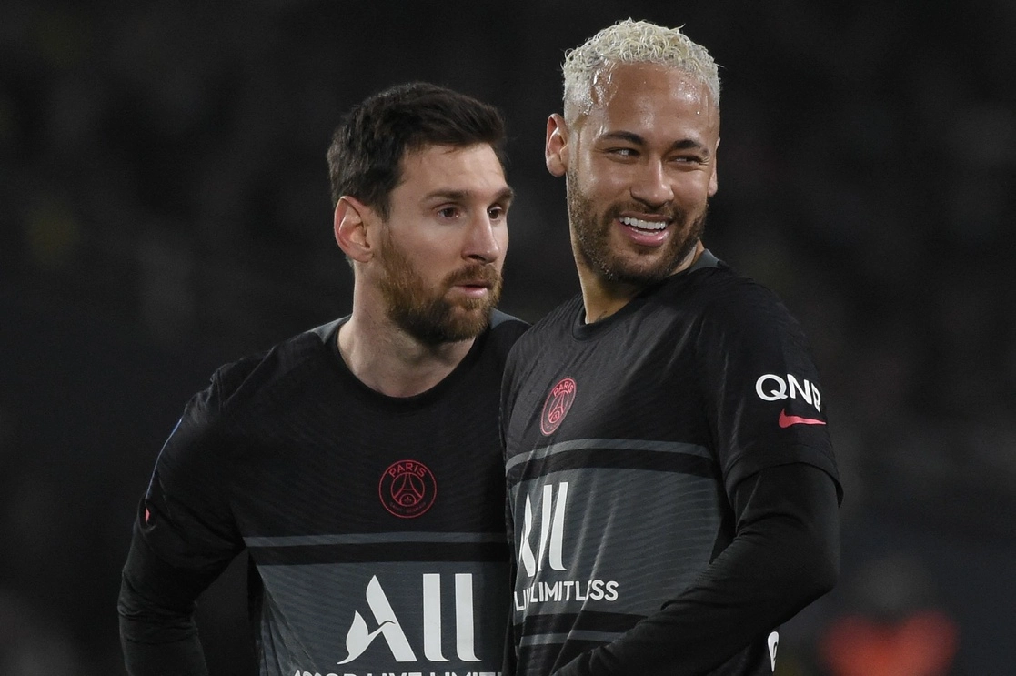 El atacante brasileño Neymar es el jugador mejor pagado con algo más de cuatro millones de euros (4.5 mdd) al mes, según estimaciones del diario deportivo L'Équipe. En la imagen de febrero pasado, junto con Messi. Foto Afp