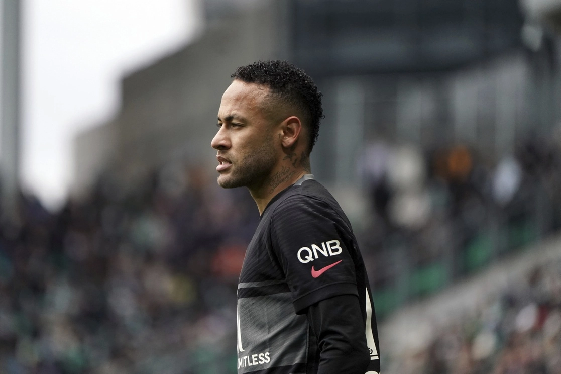 El delantero brasileño del París Saint-Germain, Neymar, sufrió "un esguince en el tobillo izquierdo" y causará baja entre seis y ocho semanas. La imagen, el jugador durante el partido contra el Saint-Etienne, parte de la Liga Uno francesa, 28 de noviembre de 2021. Foto Ap 
