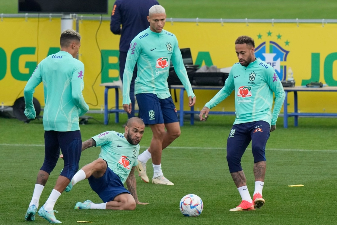 Dani Alves (en la barrida) y Neymar (derecha) viven momentos contrastantes dentro de un conjunto brasileño que siempre es favorito al título. Foto Ap