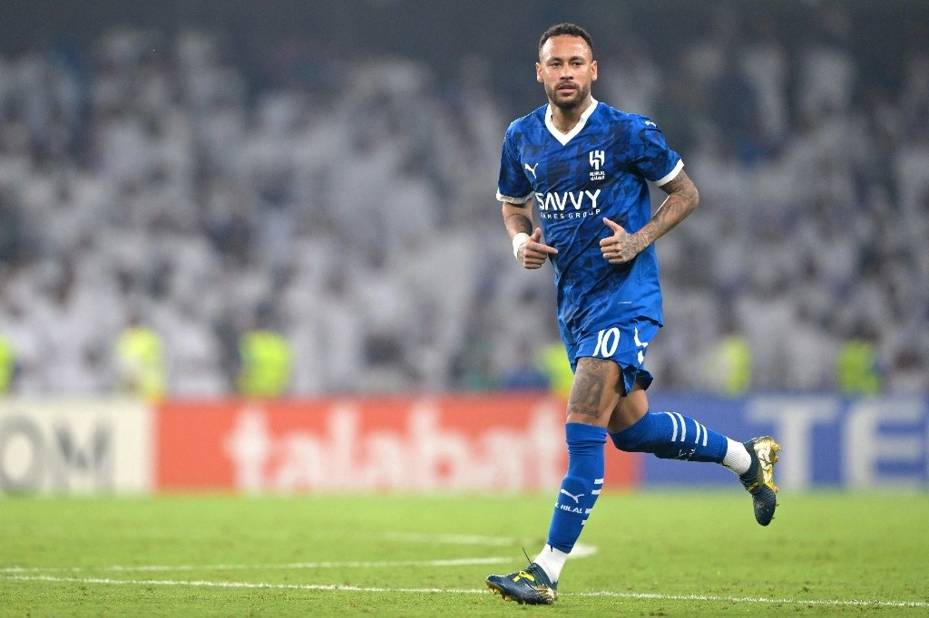El delantero brasileño #10 del Hilal, Neymar, corre por el campo durante el partido de fútbol del grupo B de la Liga de Campeones de la AFC entre el Al-Ain de los Emiratos Árabes Unidos y el Al-Hilal de Arabia Saudita en el Estadio Hazza bin Zayed en Al-Ain el 21 de octubre de 2024. Foto Afp
