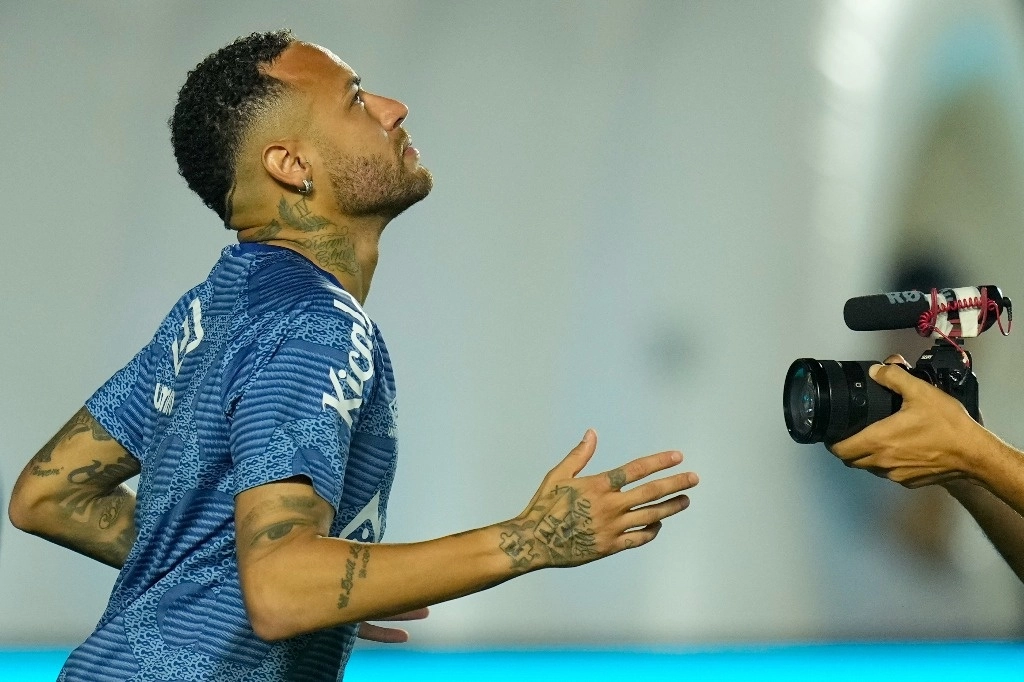 El brasileño Neymar calienta antes de su debut con el Santos FC en un partido de la liga de fútbol de Sao Paulo contra Botafogo-SP en Santos, Brasil, el miércoles 5 de febrero de 2025. Foto Ap