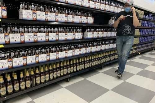 Venta de bebidas alcohólicas en un supermercado ubicado en Benito Juárez, donde la ley seca no opera. Foto María Luisa Severiano/ archivo