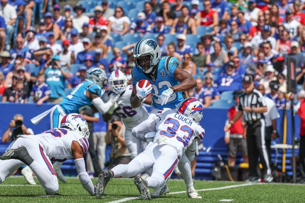 El receptor abierto de los Carolina Panthers, David Moore (83), lleva contra el esquinero de los Buffalo Bills, Te'Cory Couch (33), en la primera mitad de un partido de futbol americano de pretemporada de la NFL, el 24 de agosto de 2024, en Orchard Park, Nueva York. Foto Ap
