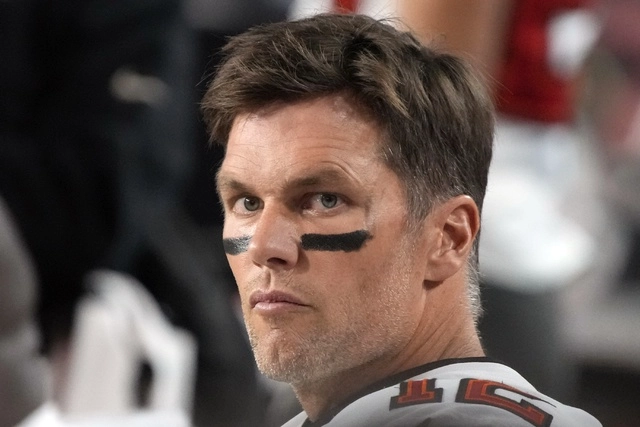 Brady también está en su primera temporada como analista para Fox y está sujeto a reglas que le impiden acceder a las instalaciones del equipo. Foto Ap