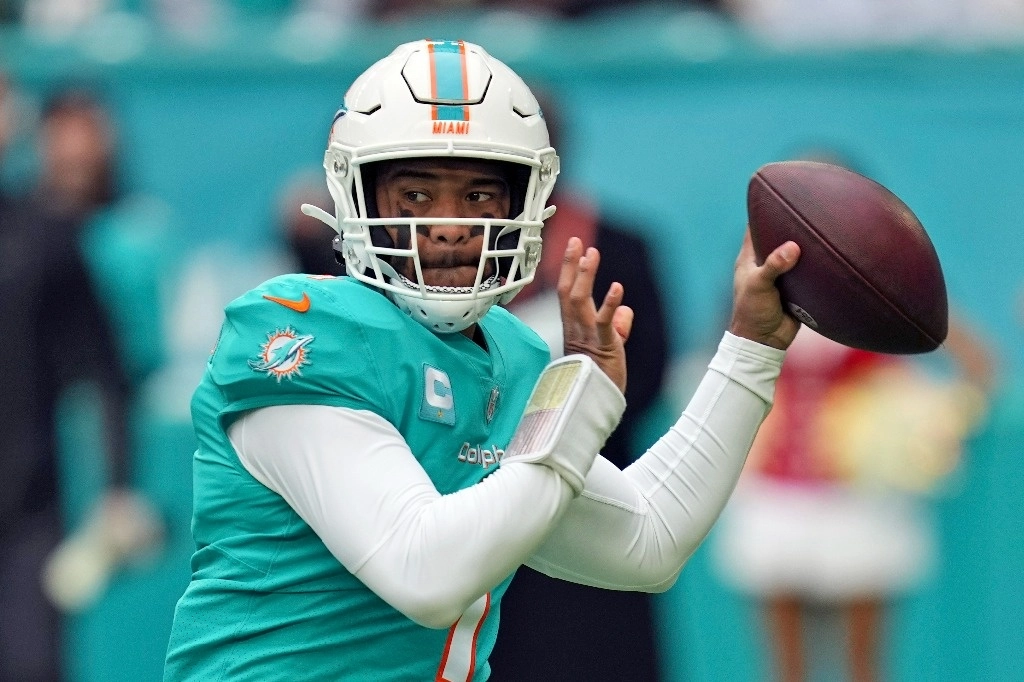 Las conmociones cerebrales generaron una mayor preocupación la temporada pasada cuando el joven ‘quarterback’ de los Delfines de Miami, Tua Tagovailoa, pasó varias semanas alejado de los terrenos de juego tras sufrir una lesión de este tipo. Foto Ap / Archivo
