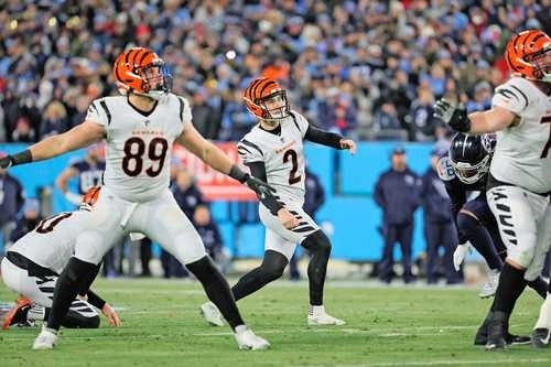 McPherson (2) acertó la patada definitiva de 52 yardas para sellar el triunfo y ahora aguardan al ganador del duelo entre los Jefes de Kansas City y los Bills de Buffalo. Foto Afp