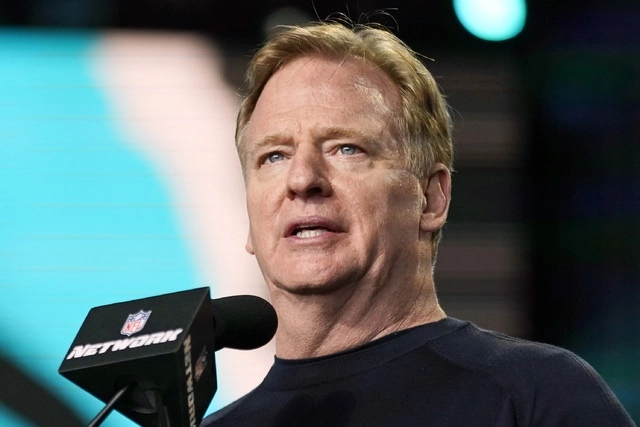 El comisionado de la NFL espera que se realicen algunos cambios a la nueva regla de patada de despeje. Foto Ap