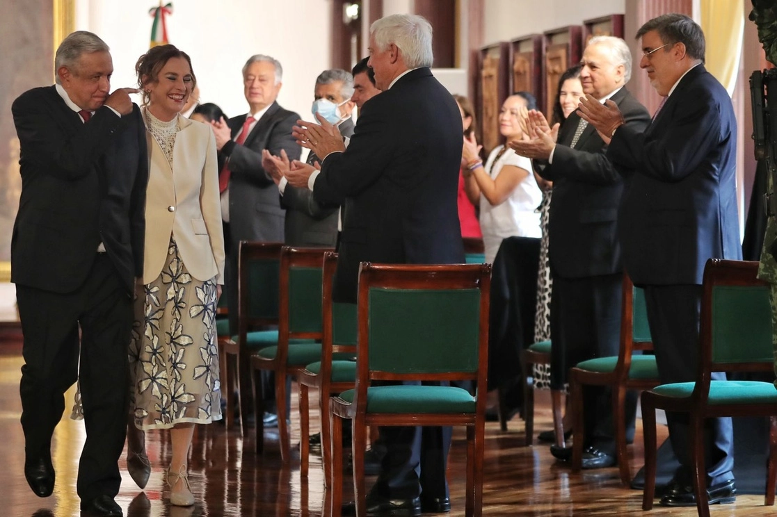 Julio Scherer Ibarra (der), de cuya renuncia como consejero jurídico de Presidencia se supo en la víspera, asistió al acto por el Tercer Informe de Gobierno del presidente Andrés Manuel López Obrador, el 1 de septiembre de 2021. Foto Marco Peláez