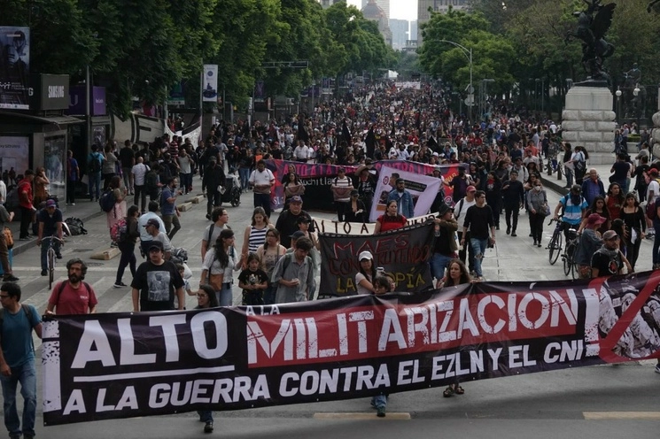 Simpatizantes marcharon del Ángel de la Independencia al Zócalo en acción global en apoyo a los zapatistas, el 8 de junio pasado. Foto Cuartoscuro 
