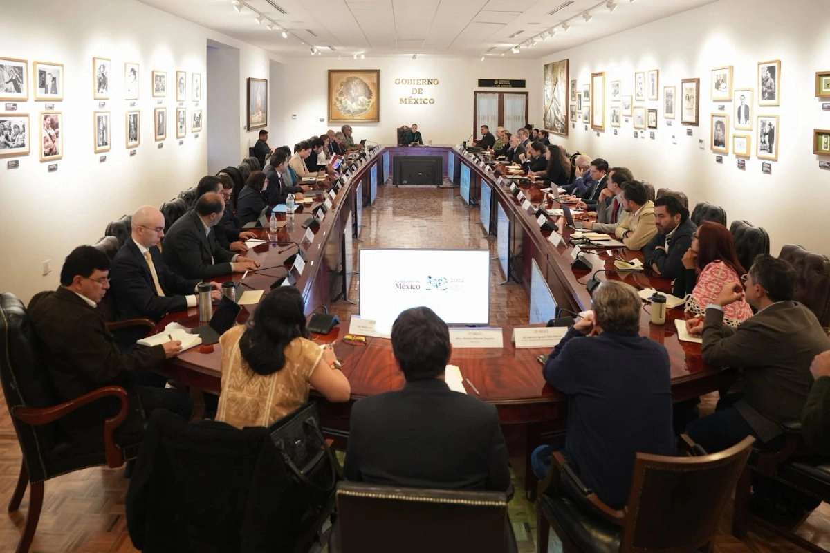 El gabinete legal y ampliado se reunió ayer en Palacio Nacional para coordinar la organización de consultas sobre el Plan Michoacán por la Paz y la Justicia. Foto 