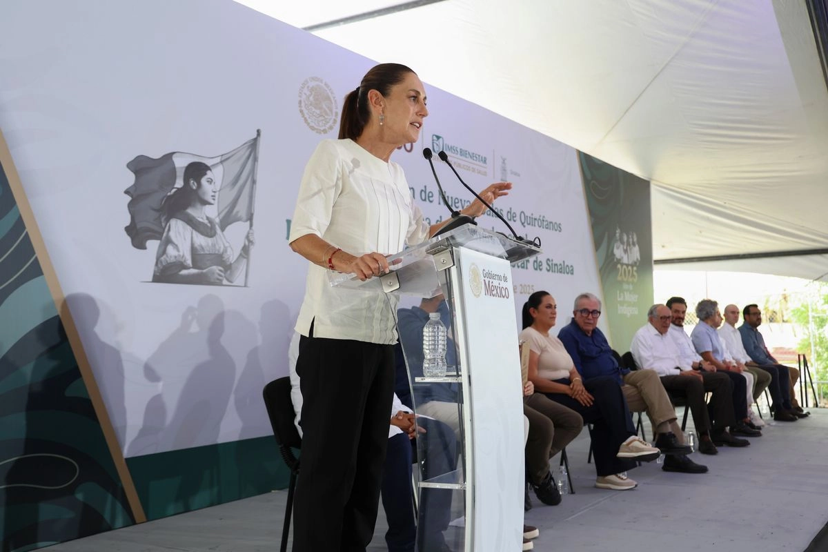 Acompañada por el gobernador Rubén Rocha y por funcionarios federales, la presidenta sostuvo que se requiere de mucha honestidad, honradez y compromiso para hacer el trabajo diario a favor de los mexicanos. Foto