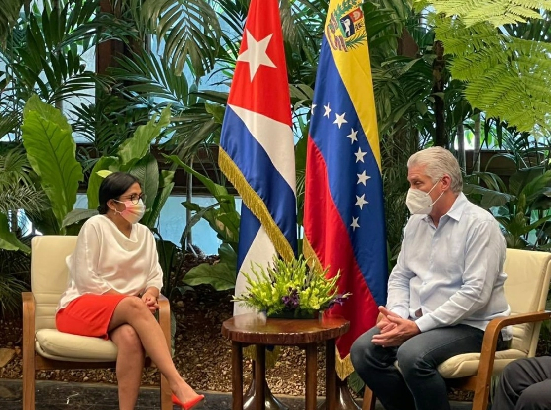 La vicepresidenta de Venezuela, Delcy Rodríguez, manifestó ayer el apoyo de su país al mandatario cubano, Miguel Díaz-Canel, ante lo que calificó de criminal arremetida imperial contra la isla. Foto Europa Press