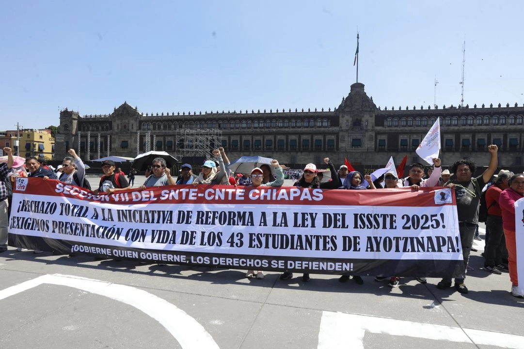 Maestros de diversas secciones de la Coordinadora Nacional de Trabajadores de la Educación realizaron un marcha que partió del Ángel de la Independencia rumbo al zócalo capitalino, el 7 de marzo de 2025.

