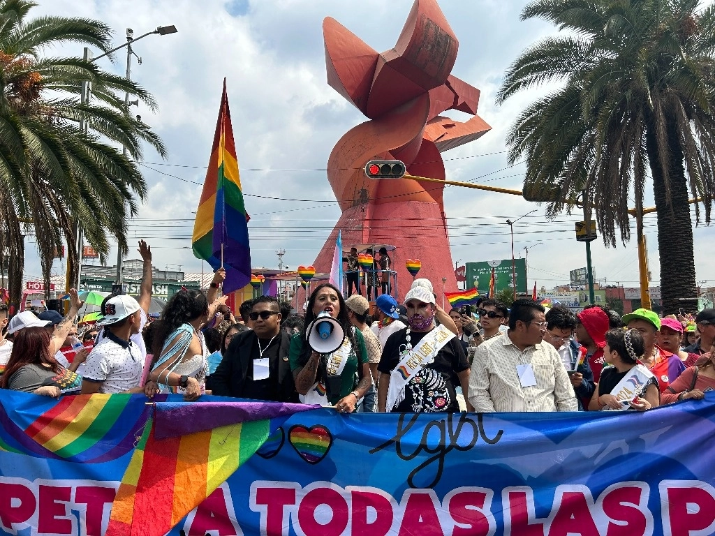 Al pie de la escultura monumental Cabeza de Coyote, la multitud de contingentes se aglutinaron sobre avenida Pantitlán e iniciaron la marcha sobre avenida Adolfo López Mateos, doblaron sobre avenida Chimalhuacán hasta arribar a la explanada Unión de Fuerzas del palacio municipal. Foto Daniel Ramón Quiroz 