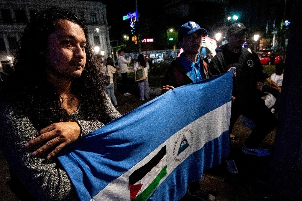 Nicaragüenses exiliados que viven en Costa Rica se manifiestan contra la detención de sacerdotes en su país, frente a la Catedral Metropolitana de San José, el 6 de enero de 2024. Foto Afp