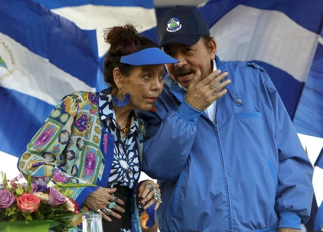 El presidente de Nicaragua, Daniel Ortega (der) y su esposa, la vicepresidenta Rosario Murillo (izq) en imagen de archivo. Foto Ap