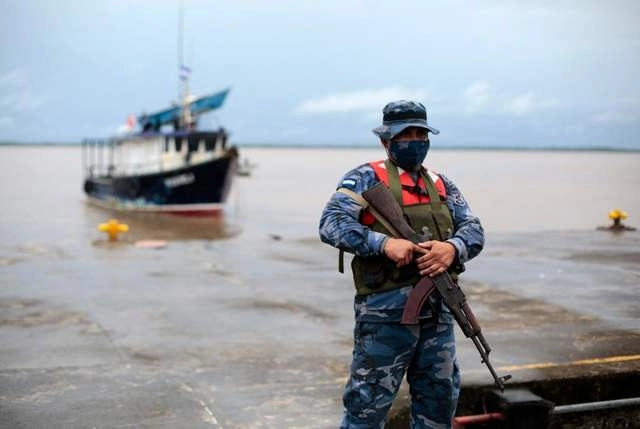 Un miembro del Ejército de Nicaragua hace guardia en el puerto de Blufields. Foto Afp