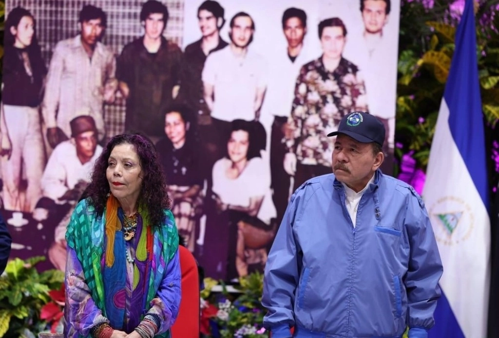 Daniel Ortega, presidente de Nicaragua y su esposa y vicepresidenta, Rosario Murillo, durante la ceremonia en la que dio a conocer la creación del Ministerio de Interior. Foto tomada de X.