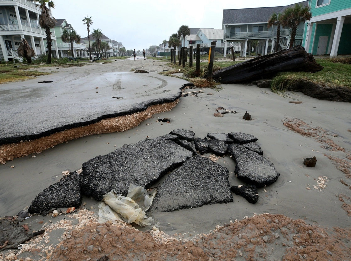 El huracán 'Nicholas' dañó Pirates Drive donde se encuentra con la playa en el West End de Galveston, Texas. Foto Ap