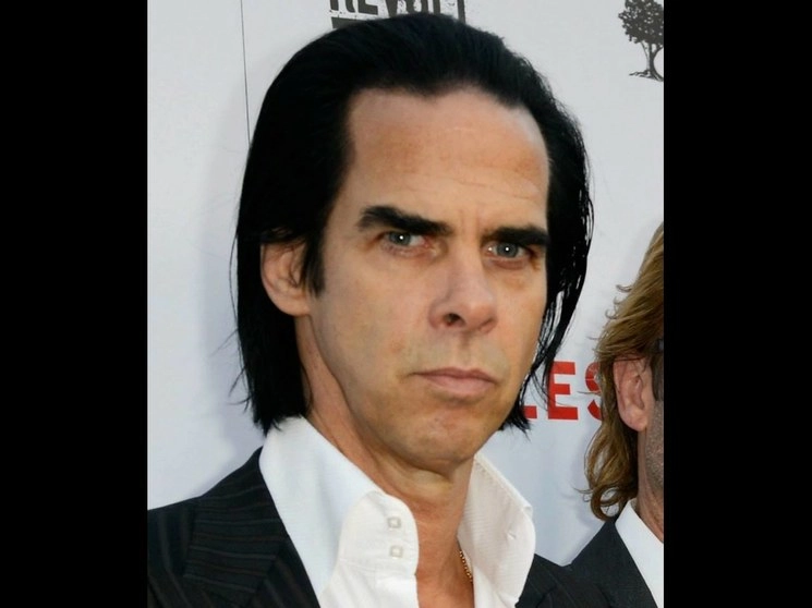 El compositor Nick Cave ofrecerá una experiencia en vivo y exclusiva, pues no estará disponible después del 23 de julio, fecha del evento. Foto tomada de www.facebook.com/nickcaveofficial/