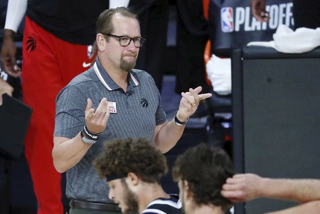 Nick Nurse, técnico de los vigentes campeones de la NBA, los Toronto Raptors, fue nombrado Mejor Entrenador de la temporada 2019-20, con Mike Budenholzer (Milwaukee Bucks) en segunda posición y Billy Donovan (Oklahoma City Thunder) en tercera. Foto Pool vía Ap