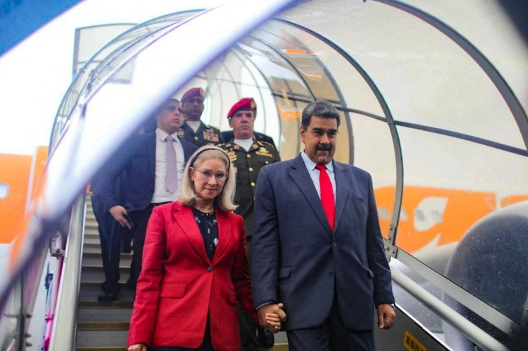 El presidente de Venezuela, Nicolás Maduro, acompañado por la primera dama Cilia Flores, descendiendo del avión presidencial después de llegar al aeropuerto internacional de Bo'an en Shenzhen, China, durante su visita oficial al país. Foto Afp