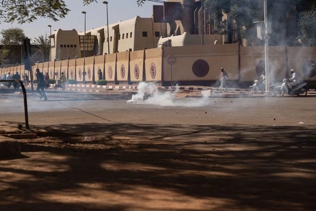 Las fuerzas de seguridad lanzaron gas lacrimógeno a personas que se reunieron en la Plaza Nacional para apoyar a los militares en Uagadugú. Foto Afp 