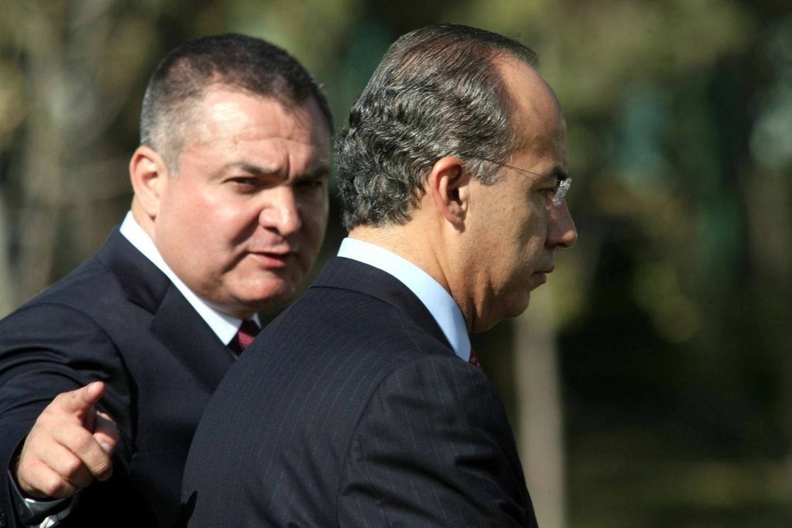 Genaro García Luna, entonces secretario de Seguridad, y el ahora ex presidente Felipe Calderón, en 2009. Foto José Antonio López / Archivo