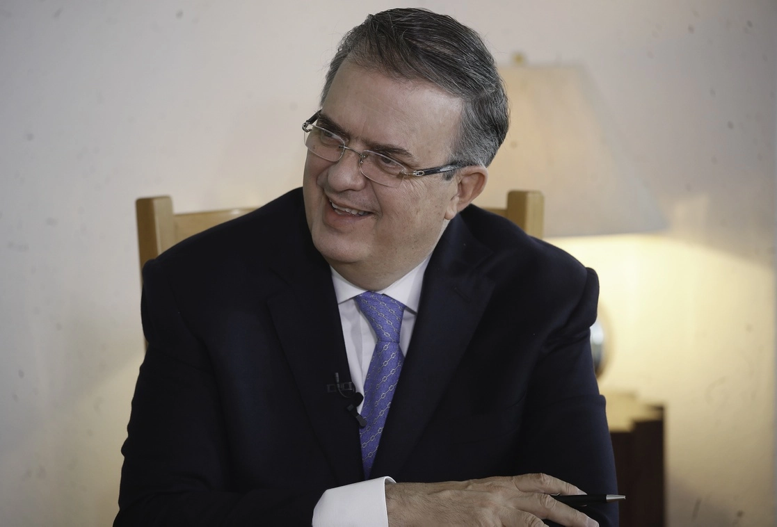 El titular de la Secretaría de Relaciones Exteriores, Marcelo Ebrard, expuso que la esencia de las decisiones gubernamentales ha sido el restringir el autoabasto del energético, porque el mecanismo ha sido utilizado para vender energía a otros. Foto Cristina Rodríguez / Archivo