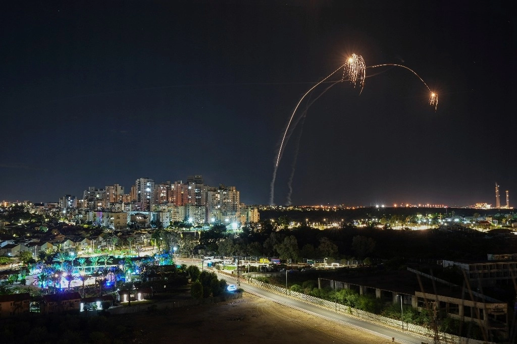 En la imagen, el sistema de defensa israelí intercepta un cohete disparado desde la Franja de Gaza, en Ashkelon. Foto Ap