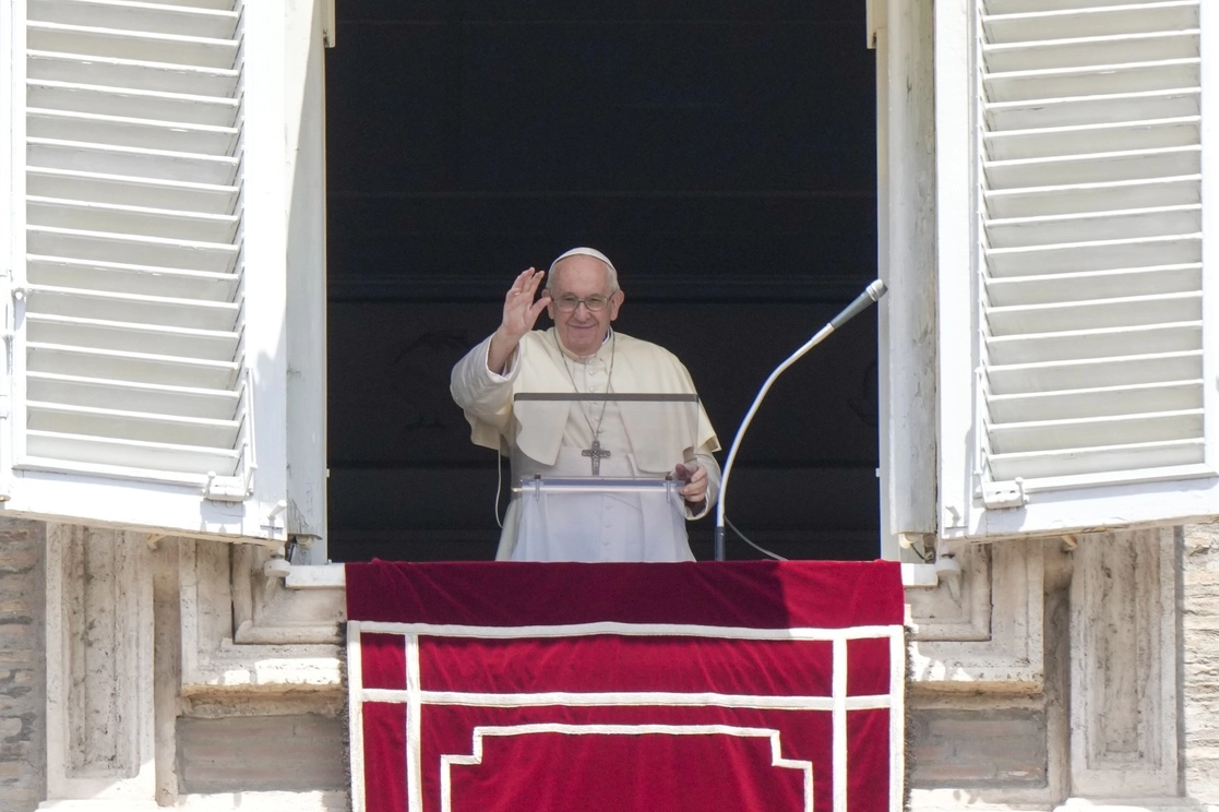 El papa Francisco desestimó los rumores de que planea renunciar pronto. En la imagen, el pontífice en la Plaza de San Pedro, en El Vaticano, el pasado 3 de julio. Foto Ap