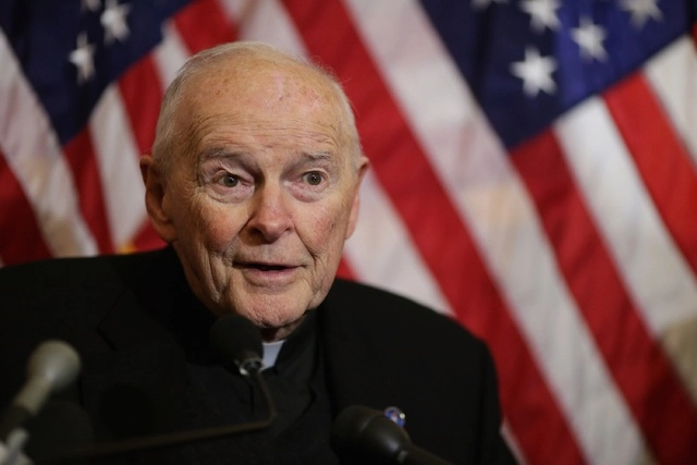El ex cardenal estadunidense Theodore McCarrick, llamado ‘Tío Ted’, de 90 años actualmente, fue expulsado del sacerdocio en 2019. Fue clave para la recaudación de fondos para la Santa Sede en EU. Foto Afp 