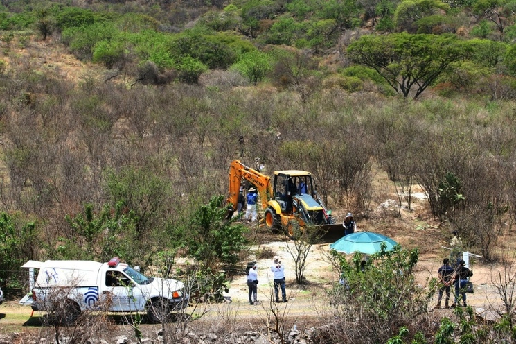 Madres buscadoras hallaron numerosas fosas clandestinas en una zona deshabitada en los alrededores del poblado San Lucas Evangelista, municipio de Tlajomulco de Zúñiga, el pasado día 5. Foto Arturo Campos Cedillo