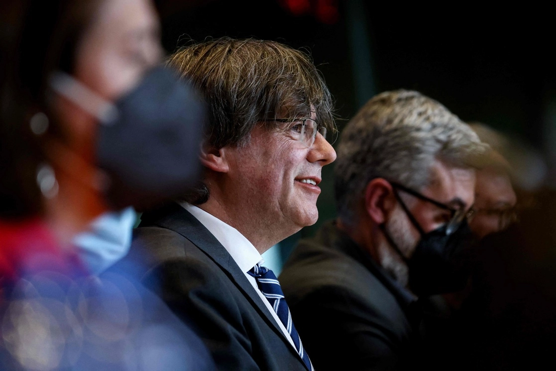 El ex presidente catalán y eurodiputado Carles Puigdemont, quien se exilió en Bélgica para evadir la justicia tras la frustrada secesión de Cataluña en octubre de 2017, no fue directamente atacado, pero sí muchas personas de su entorno. En la imagen, durante una conferencia de prensa en el Parlamento de la Unión Europea, en Bruselas, el 19 de abril de 2022. Foto Afp 